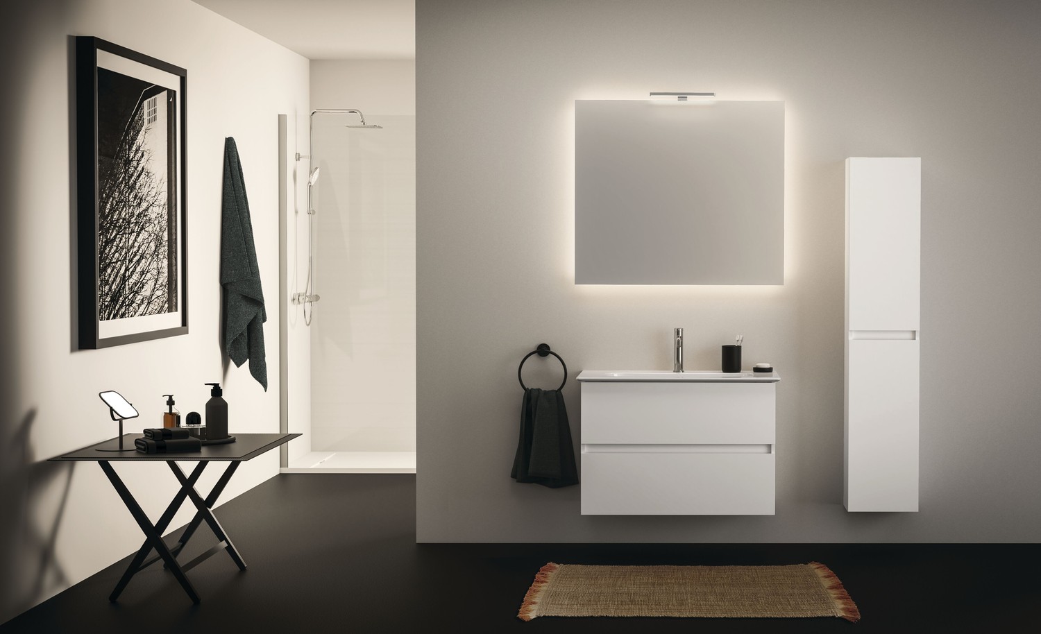 Minimalistyczna łazienka z walk-in i białą szafką, fot. Ideal Standard