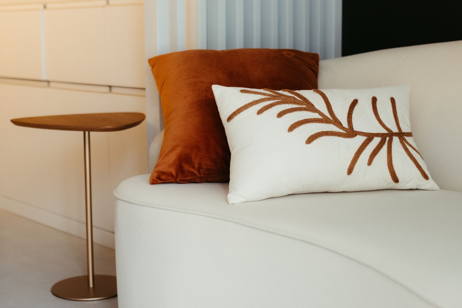 Nowoczesny salon z beżową sofą i poduszką fot. Pexels