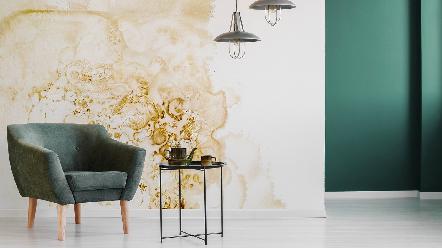 Eklektyczny salon z zielonym fotelem i lampą wiszącą fot. Hansgrohe