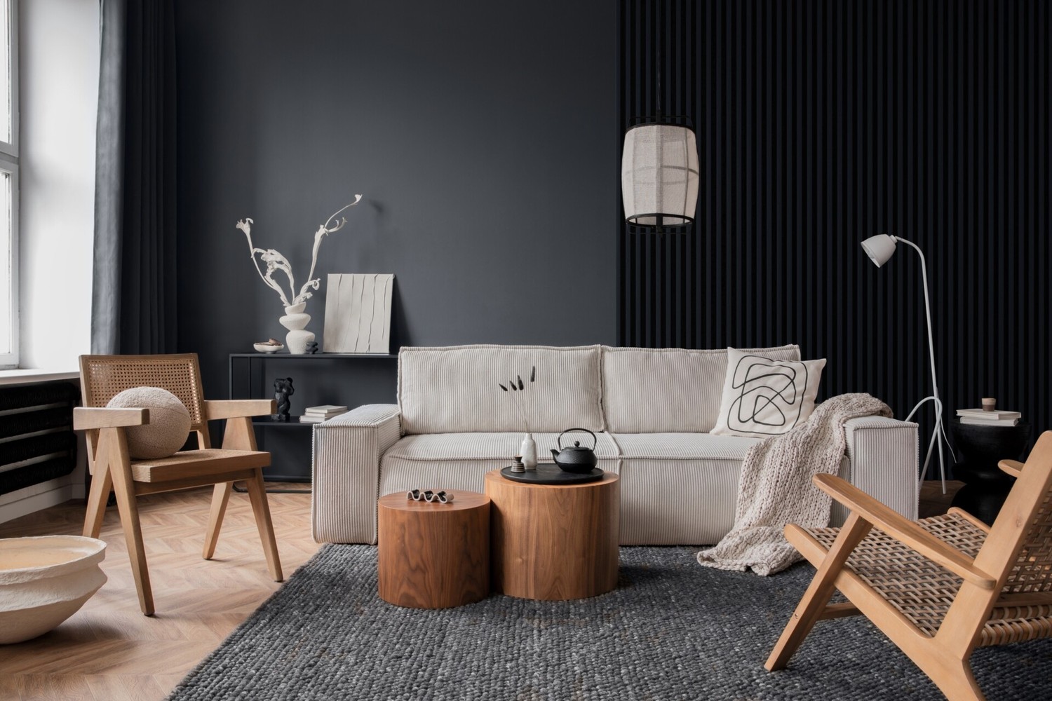 Japandi salon z drewnem i rattanem. fot. Stegu