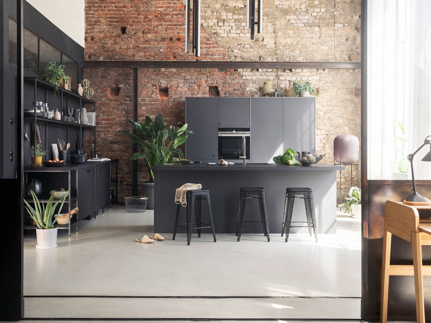 Industrialna kuchnia z wyspą i cegłą fot. Hansgrohe
