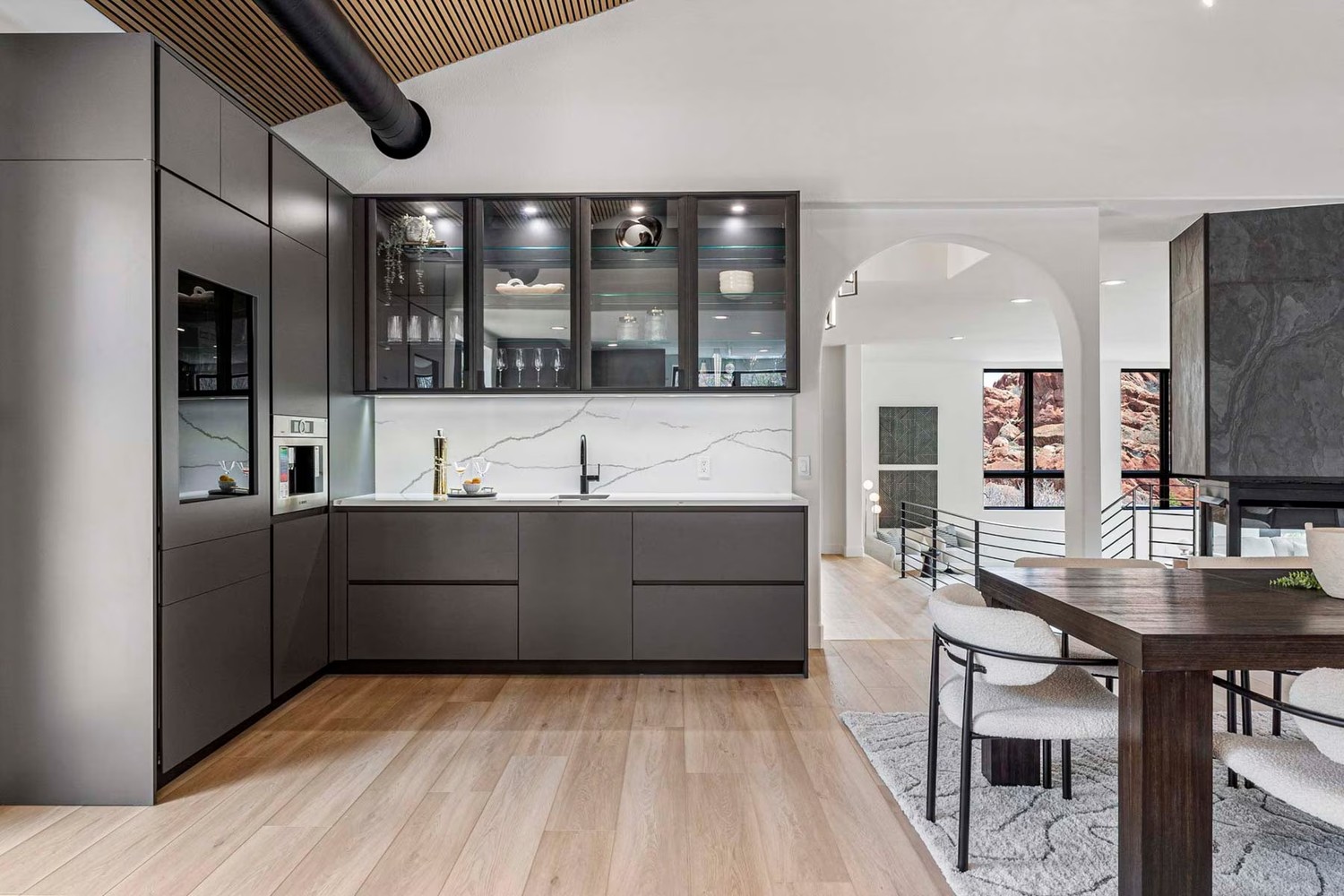 Nowoczesna czarna kuchnia z lamelami i marmurem. fot. Porcelanosa