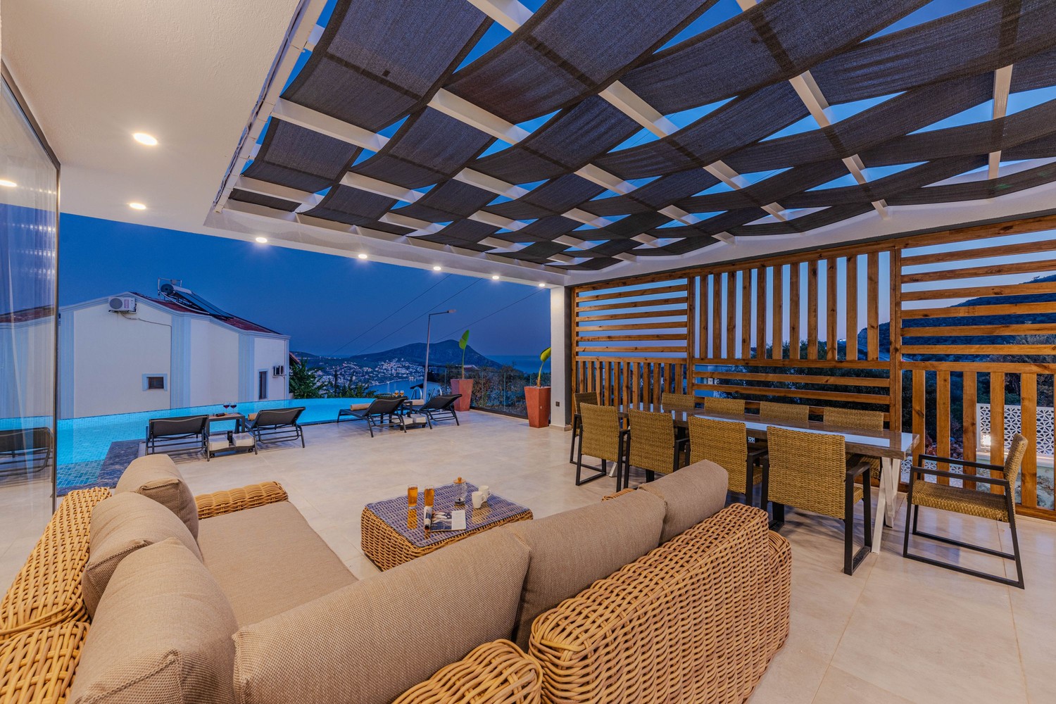 Nowoczesne patio z rattanową sofą i widokiem fot. Pexels