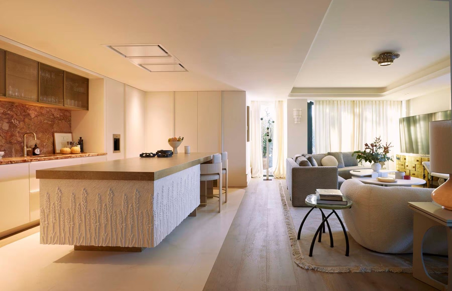 Elegancka kuchnia z salonem i wyspą w beżu. fot. Porcelanosa