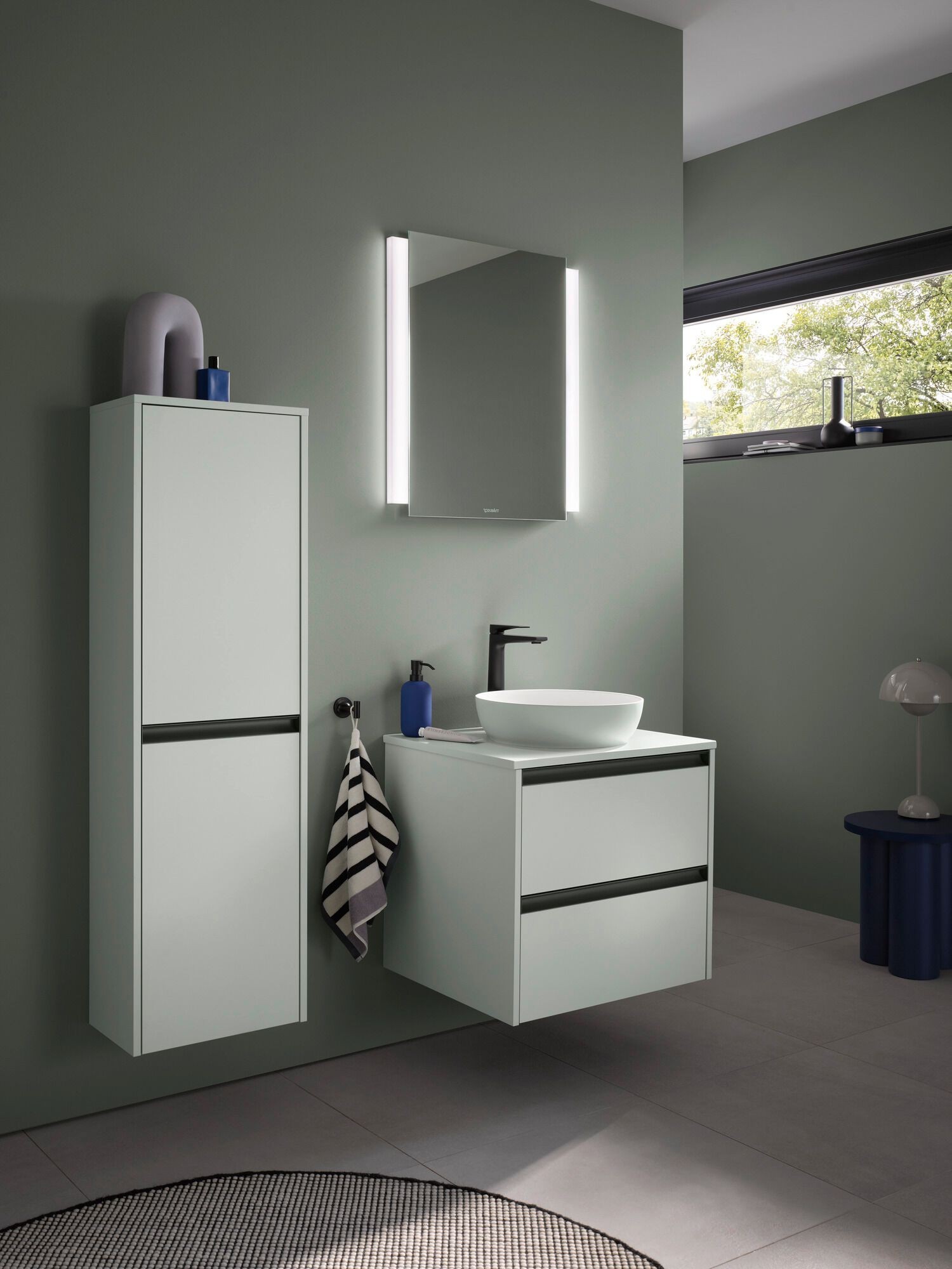 Minimalistyczna łazienka z białą umywalką, fot. Duravit
