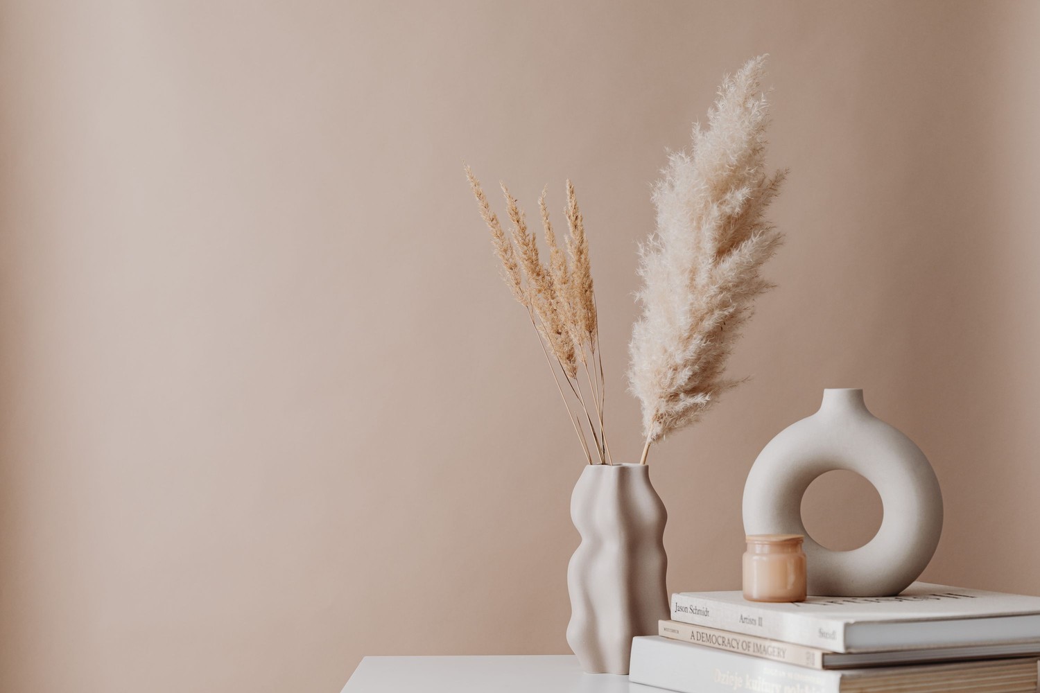 Beżowa dekoracja w duchu wabi-sabi fot. Pexels