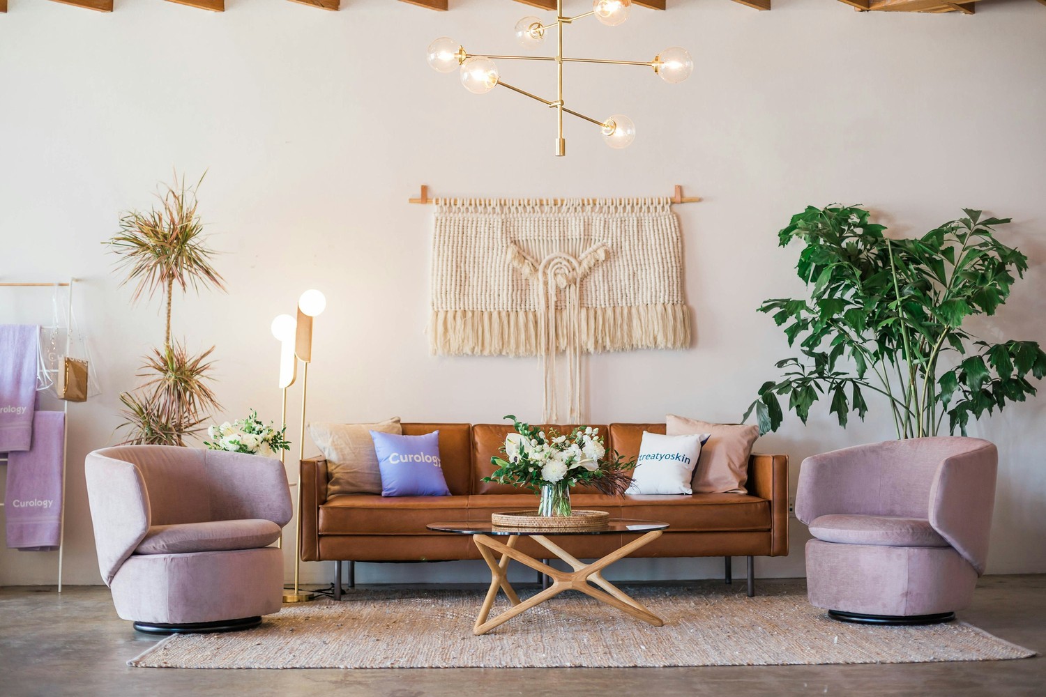 Boho salon z rośliną i dywanem fot. Unsplash