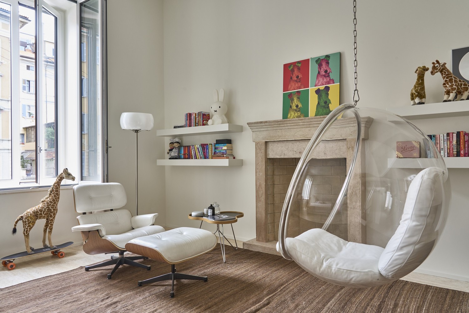 Eklektyczny salon z fotelem i kominkiem. fot. Antrax