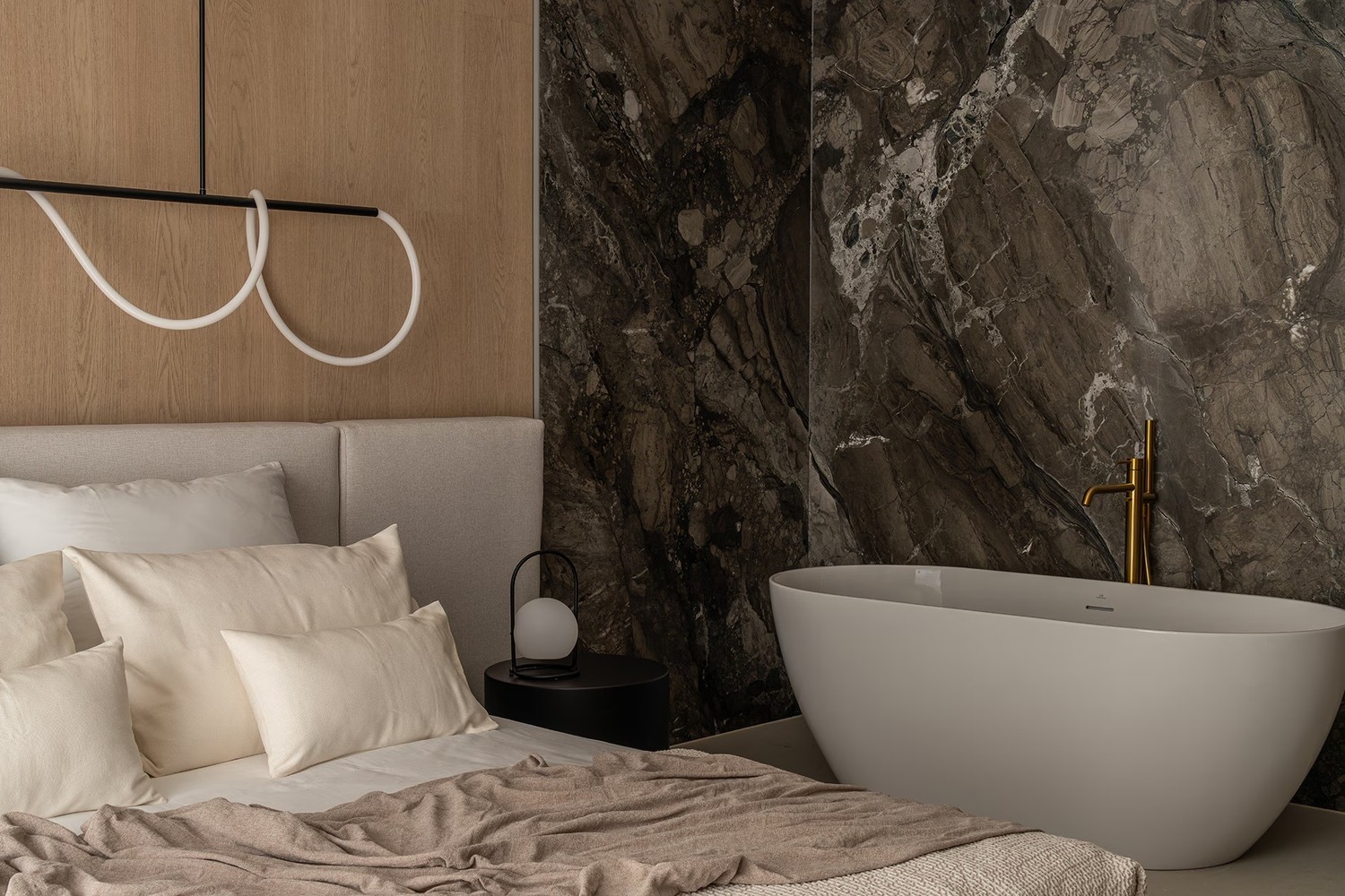 Beżowa sypialnia z wolnostojącą wanną i marmurem fot. Porcelanosa