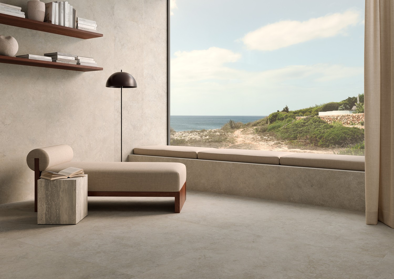 Minimalistyczny salon z beżową płytką i widokiem. fot. Marazzi