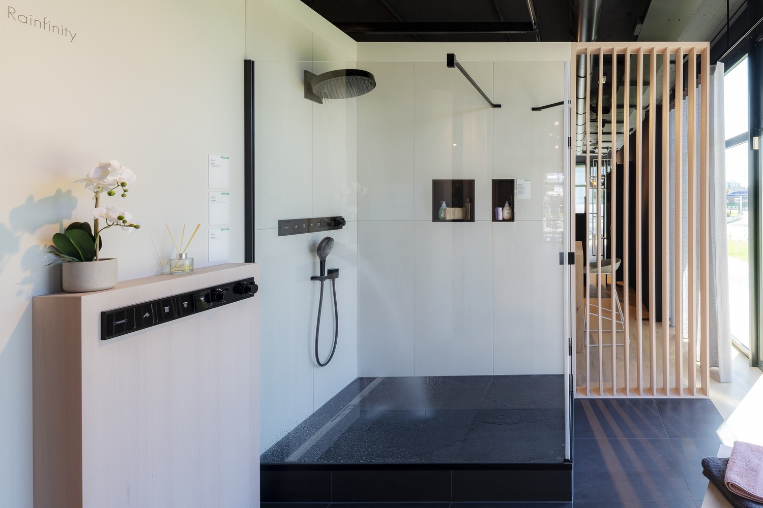 Minimalistyczna kabina prysznicowa z deszczownicą i drewnem fot. Hansgrohe