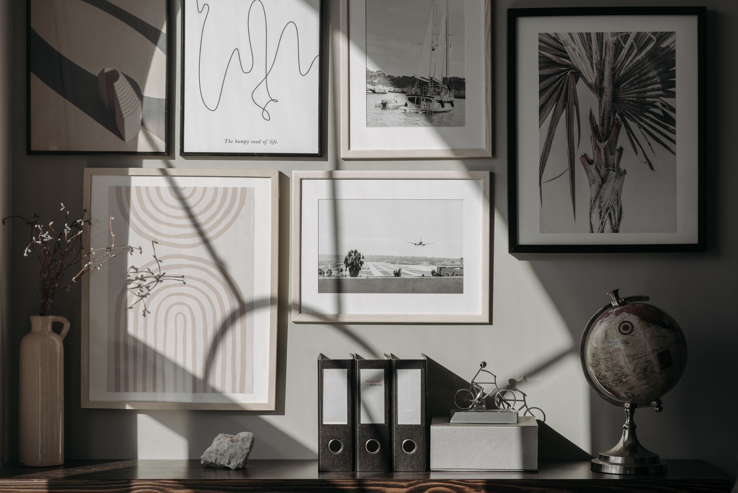 Galeria obrazów nad drewnianą konsolą fot. Pexels