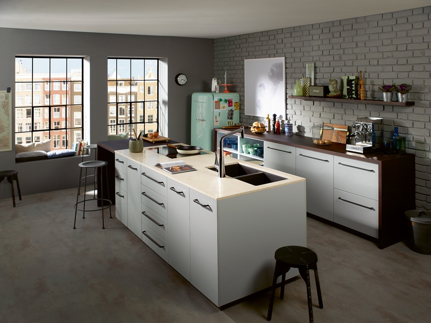 Industrialna kuchnia z wyspą i czarnym zlewem fot. Hansgrohe