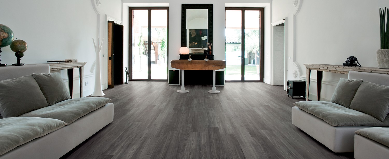 Elegancki salon z ciemną podłogą i umywalką fot. Refin