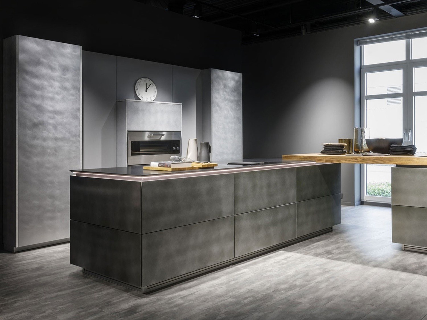 Industrialna kuchnia z wyspą i drewnianym blatem fot. Hansgrohe