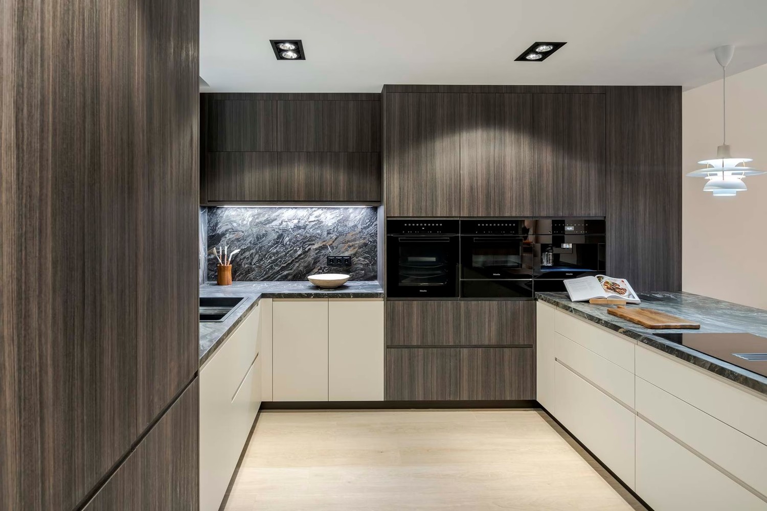 Minimalistyczna kuchnia z marmurowym blatem i drewnem. fot. Porcelanosa