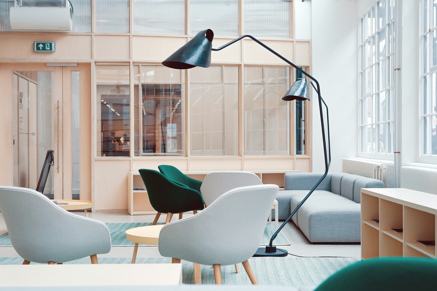 Nowoczesny salon z szarą sofą i lampą fot. Unsplash