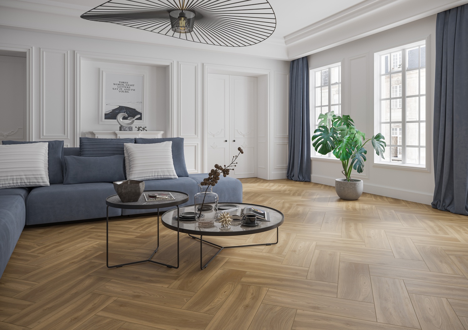 Klasyczny salon z niebieską sofą i drewnopodobną podłogą fot. Cersanit