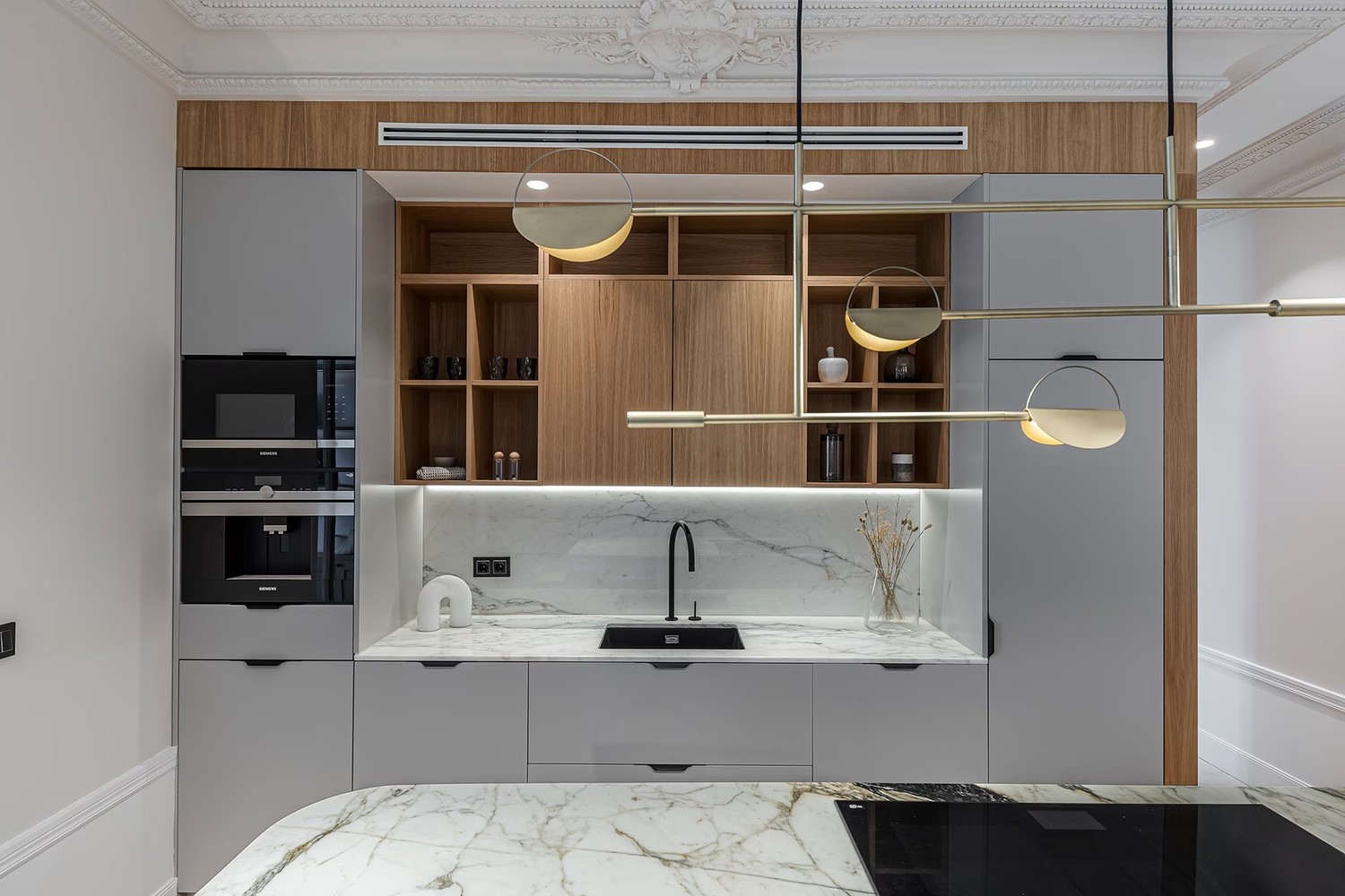 Kuchnia modern classic z marmurem i drewnem fot. Porcelanosa