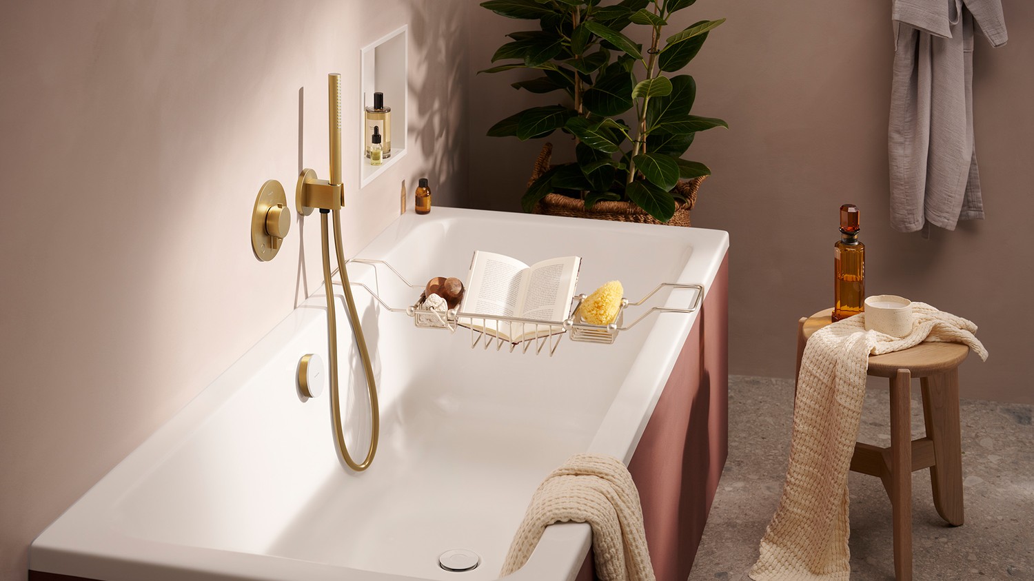 Beżowa łazienka japandi ze złotą wanną fot. Hansgrohe