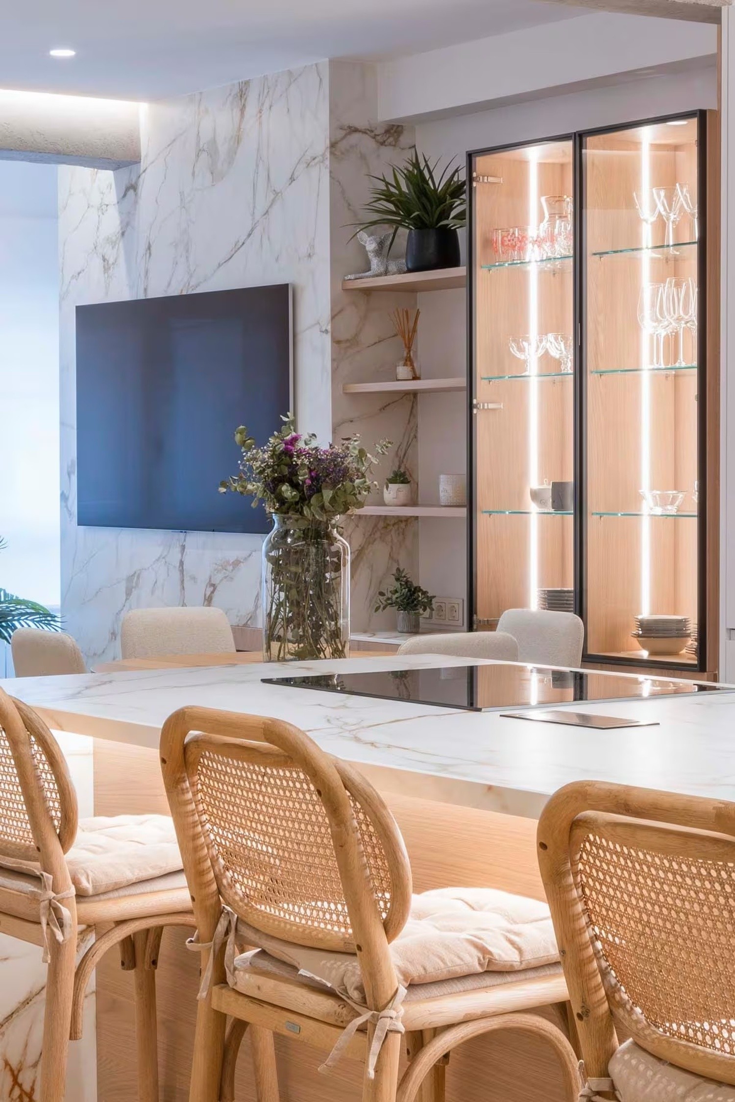 Jasna kuchnia z wyspą w stylu japandi. fot. Porcelanosa