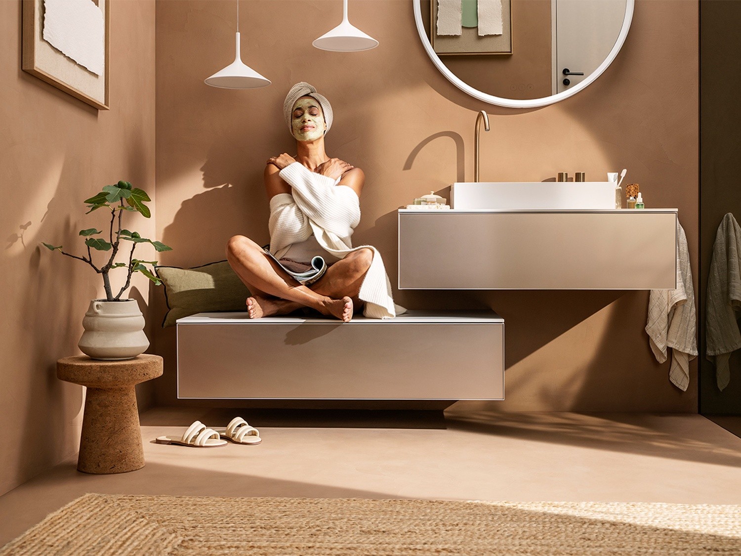 Beżowa łazienka japandi z okrągłym lustrem. fot. Hansgrohe