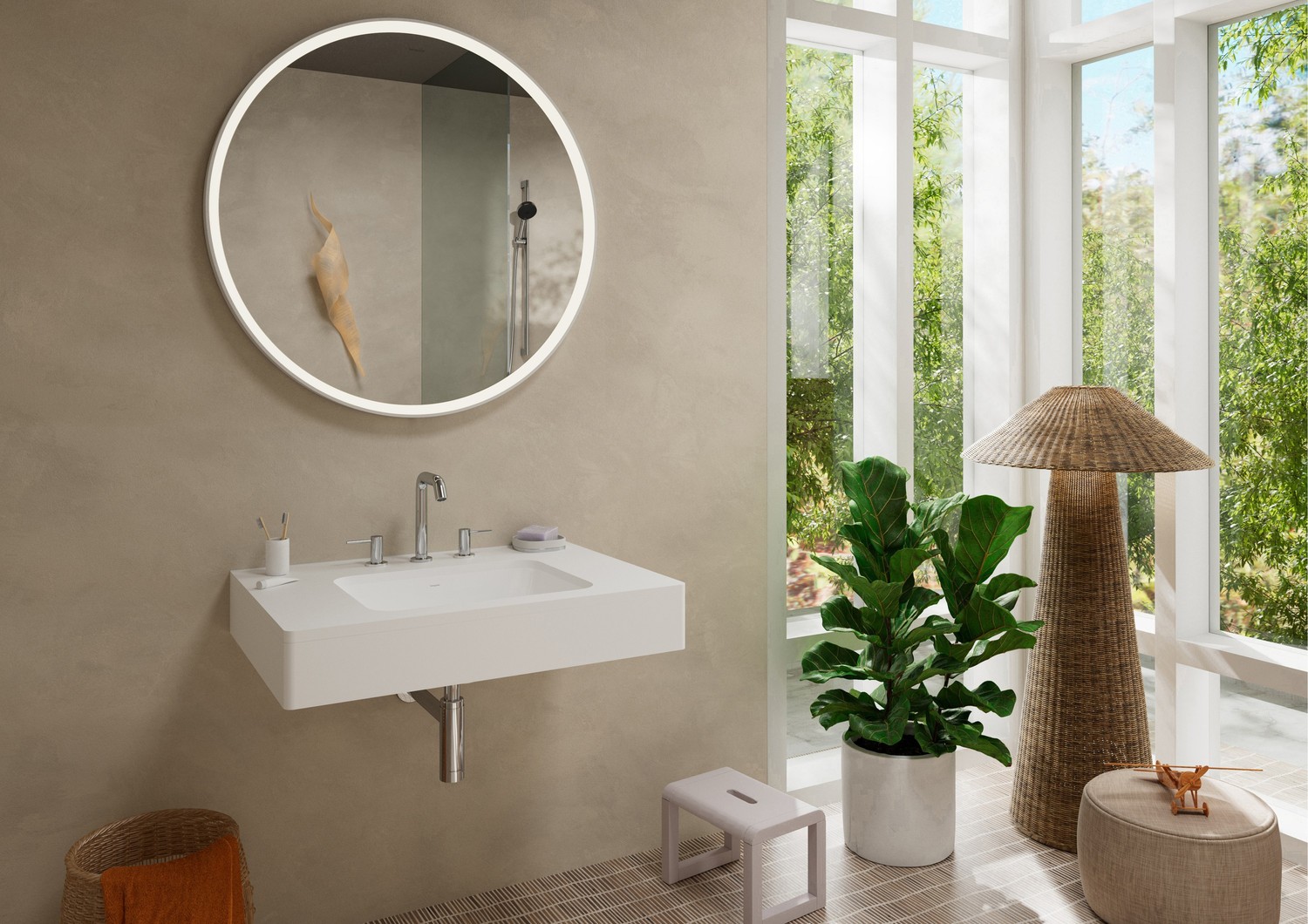 Beżowa łazienka z okrągłym lustrem i rattanową lampą fot. Hansgrohe