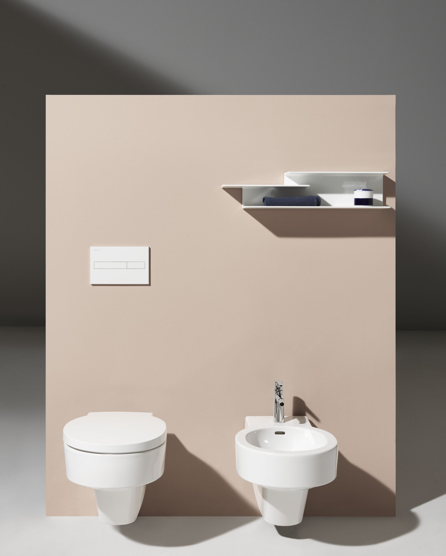 Minimalistyczna łazienka z bidetem i WC, fot. Laufen