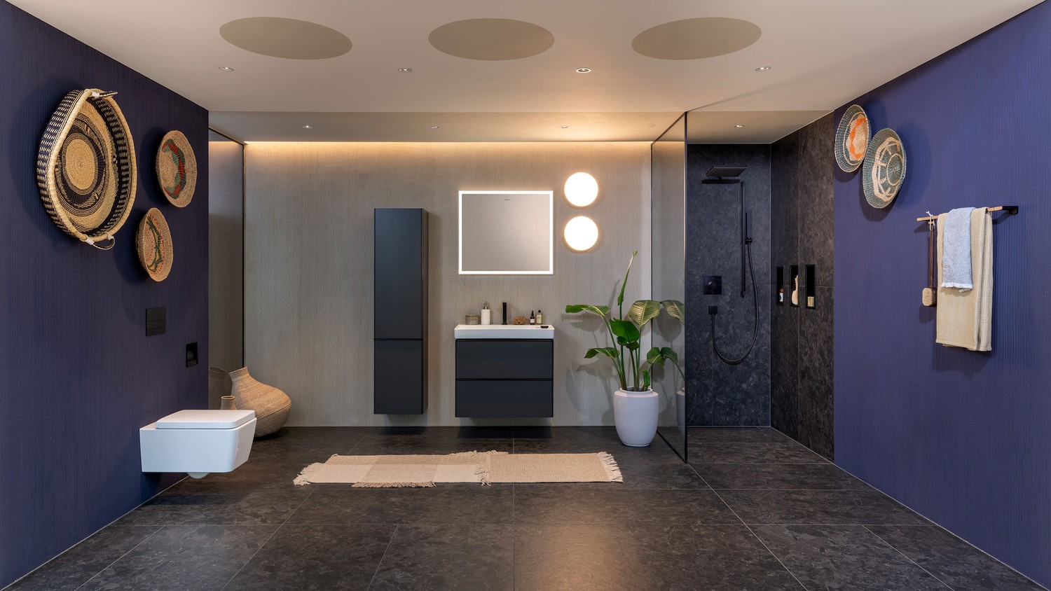Przestronna łazienka japandi z czarnym walk-in fot. Hansgrohe
