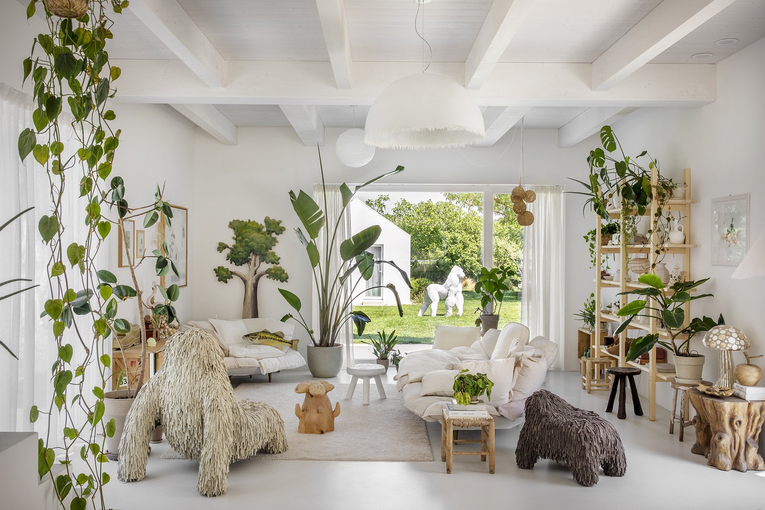 Jasny salon boho z bujną zielenią. fot. Ideal Standard