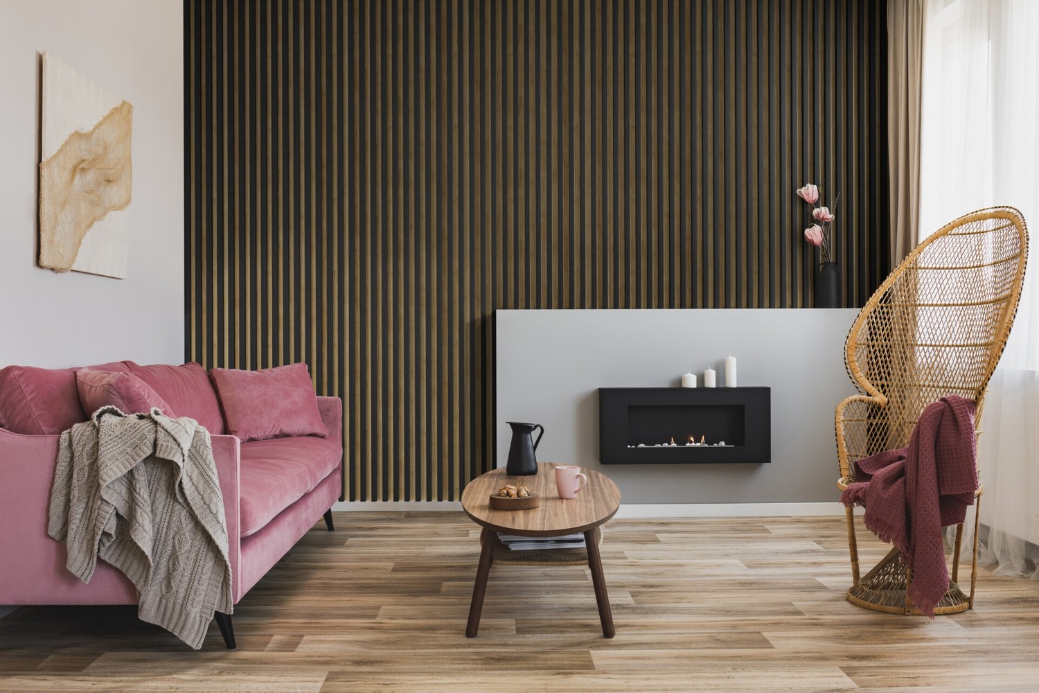 Boho salon z różową sofą i kominkiem. fot. Stegu