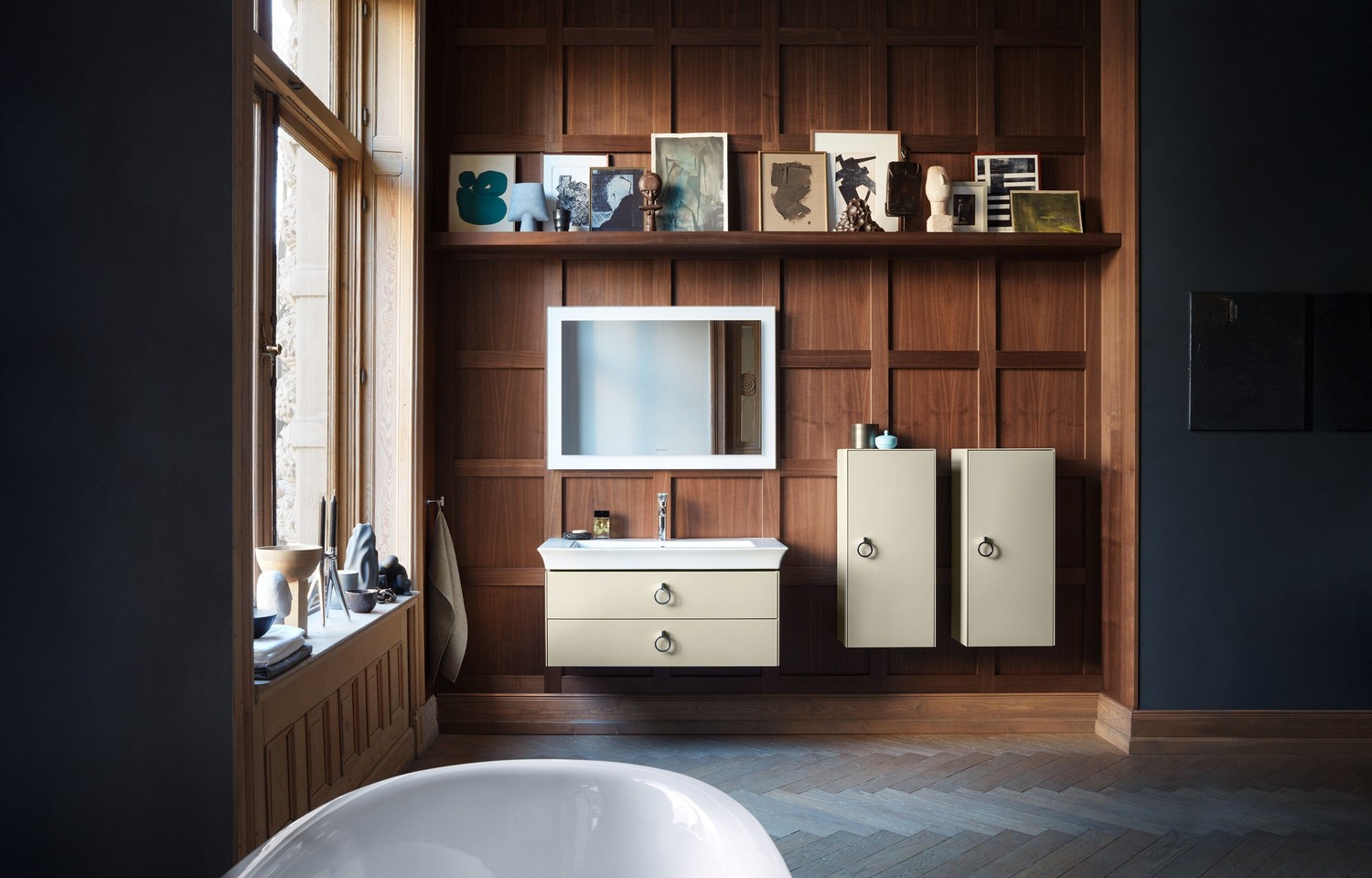 Elegancka łazienka z wanną i umywalką, fot. Duravit