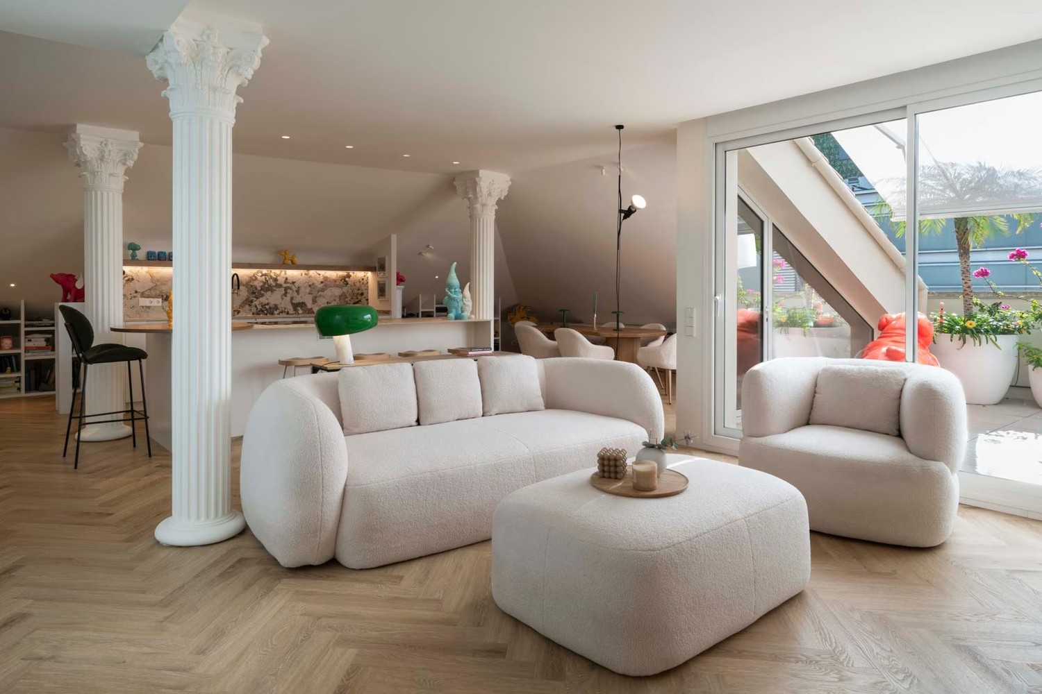 Eklektyczny salon z kuchnią pod skosem. fot. Porcelanosa
