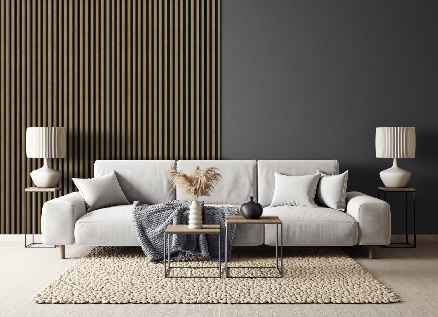 Minimalistyczny salon z lamelą i jasną sofą. fot. Stegu