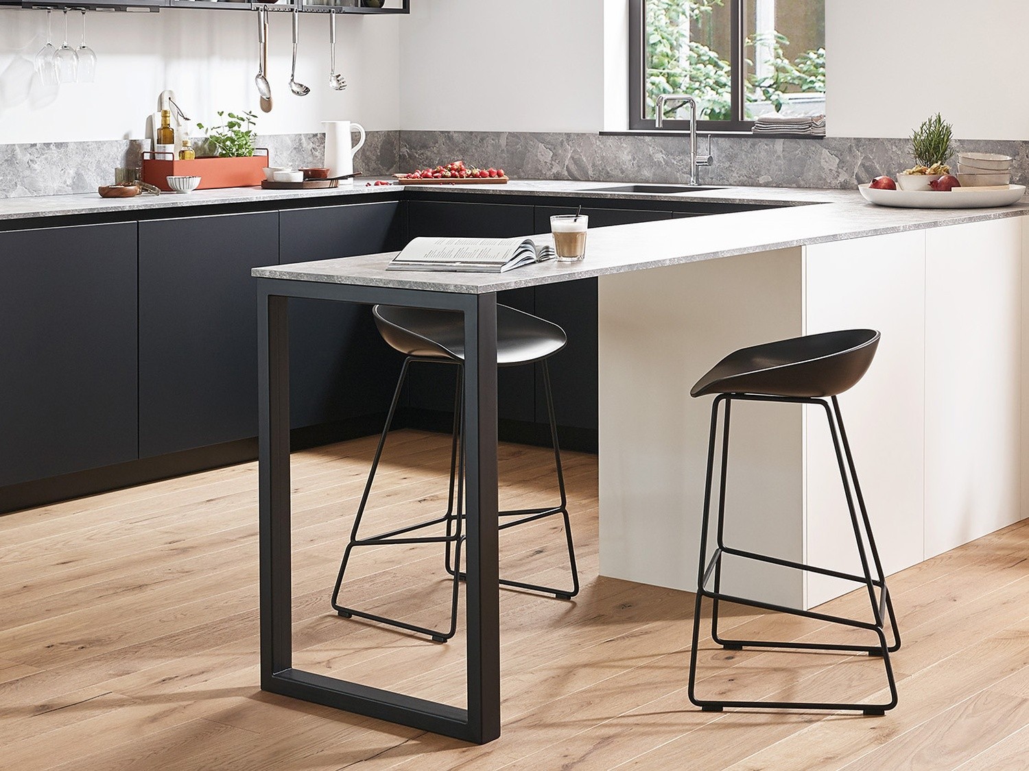 Minimalistyczna kuchnia z wyspą i czarną zabudową fot. Hansgrohe