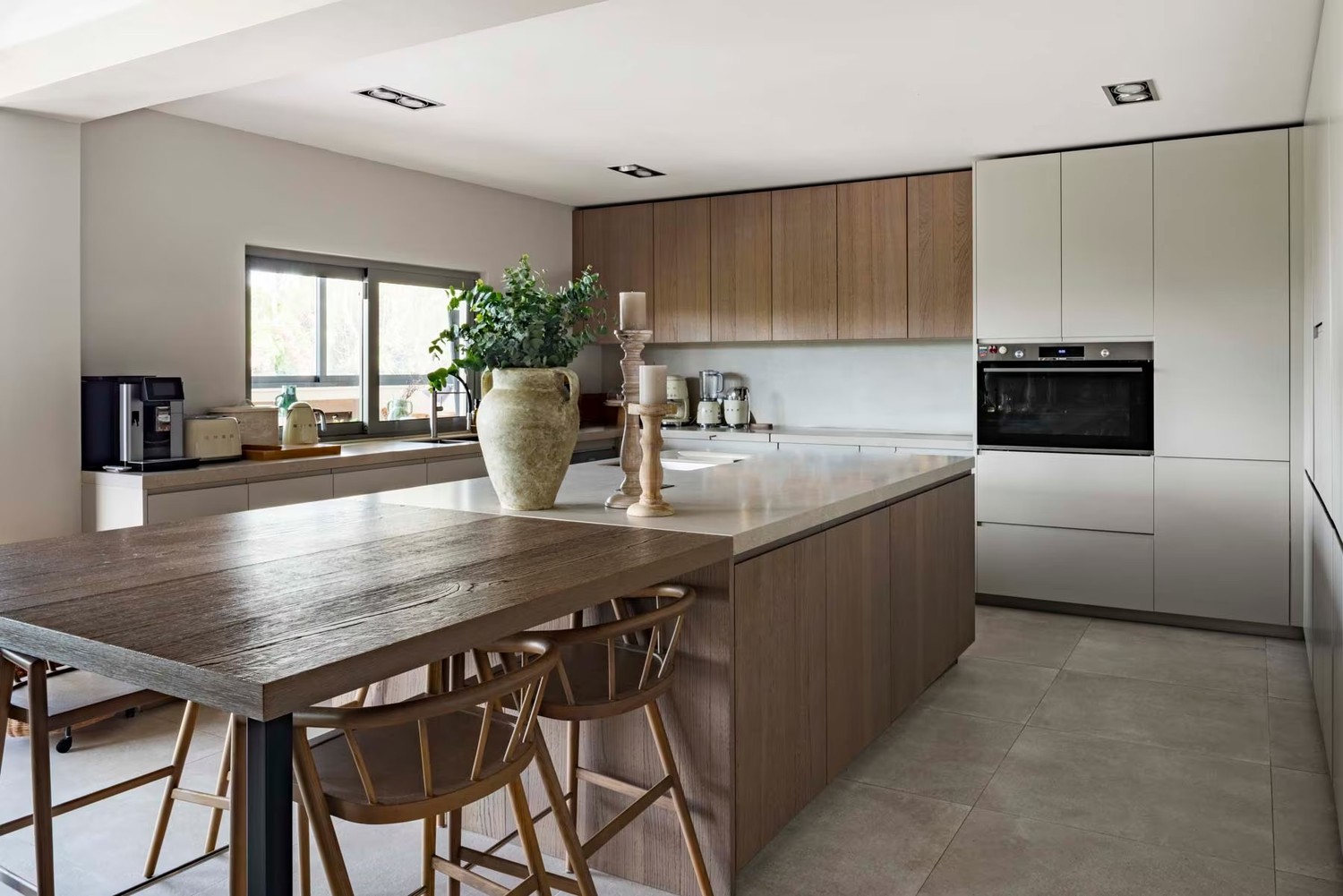 Minimalistyczna kuchnia z drewnem i wyspą. fot. Porcelanosa