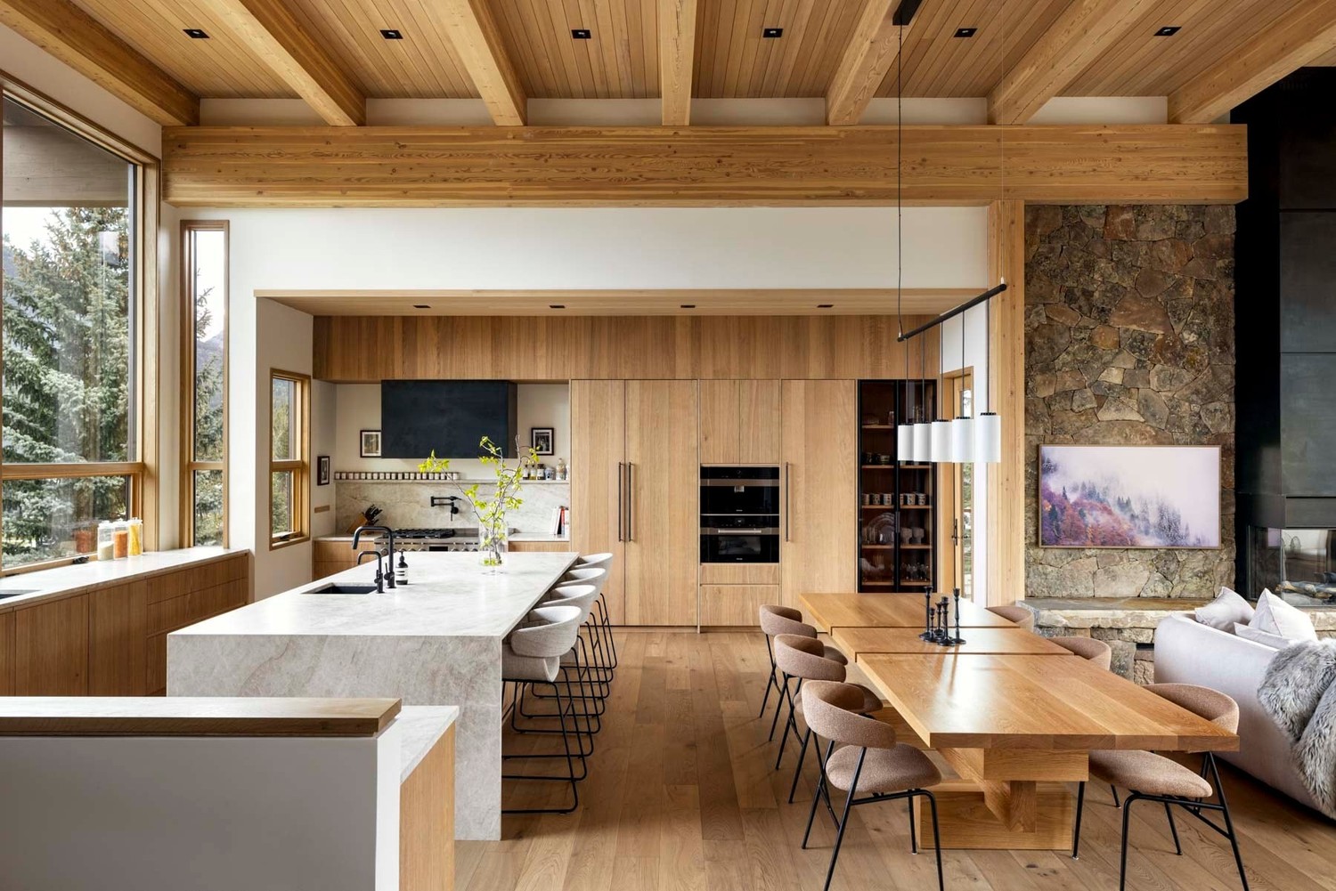 Organiczna kuchnia z wyspą i jadalnią. fot. Porcelanosa