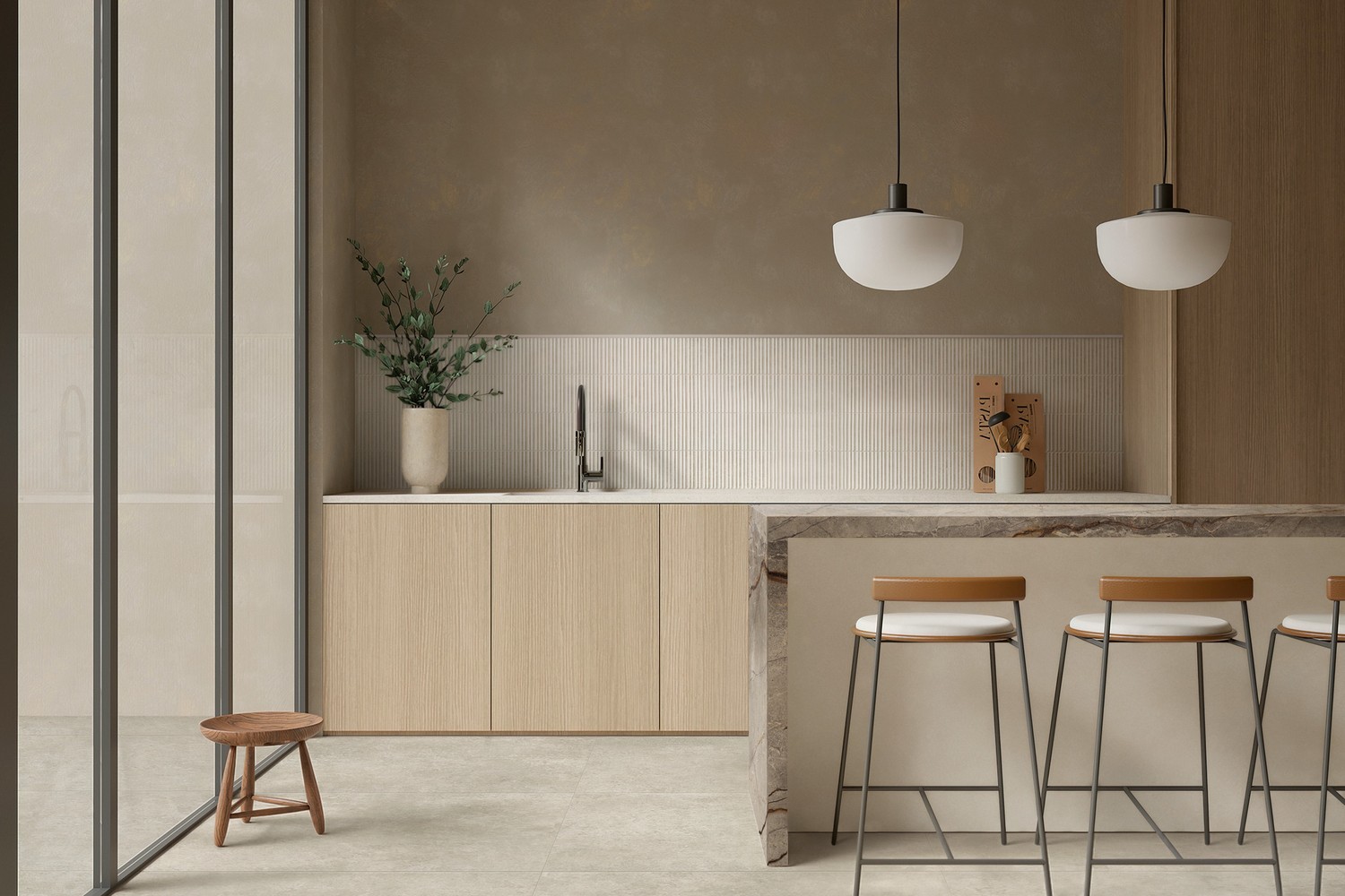 Japandi kuchnia z wyspą, drewnem i kamieniem. fot. Marazzi