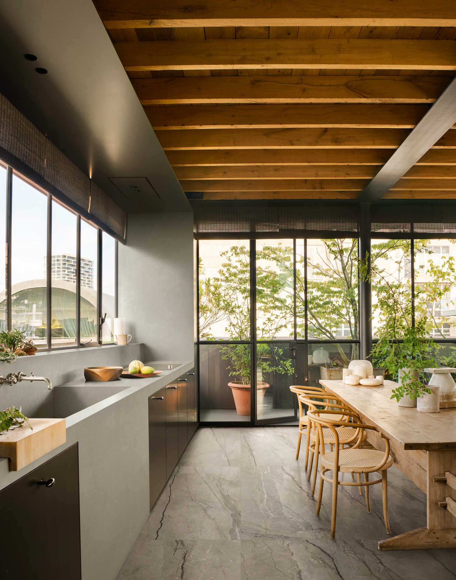 Organiczna kuchnia z kamienną posadzką i drewnem. fot. Marazzi