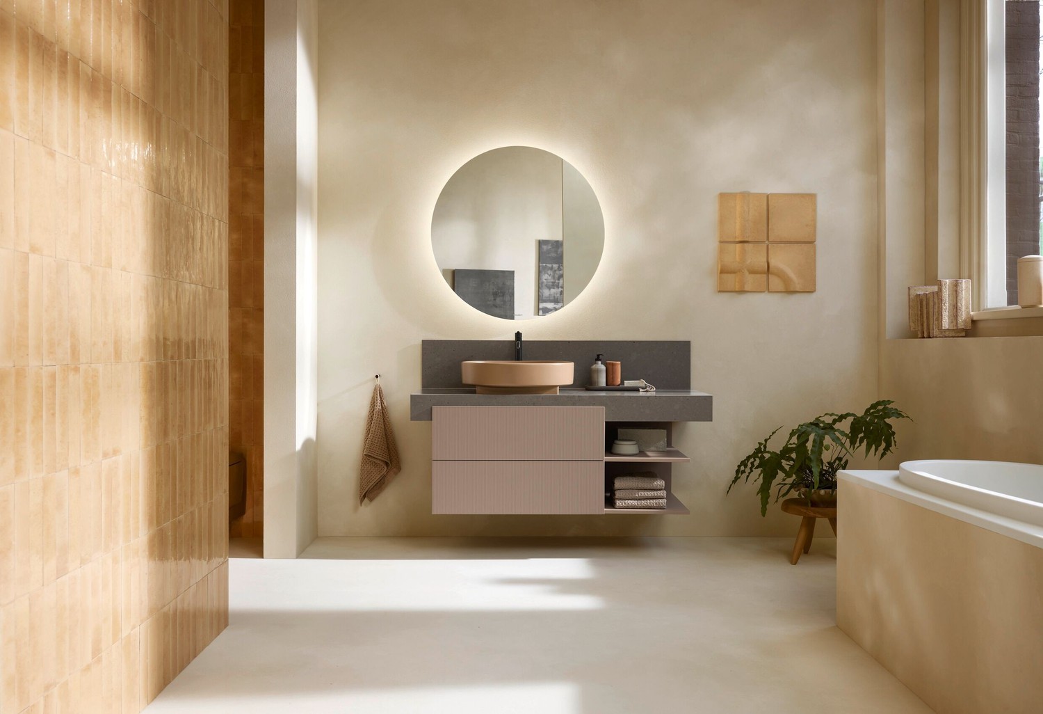 Beżowa łazienka z okrągłym lustrem i wanną, fot. Duravit