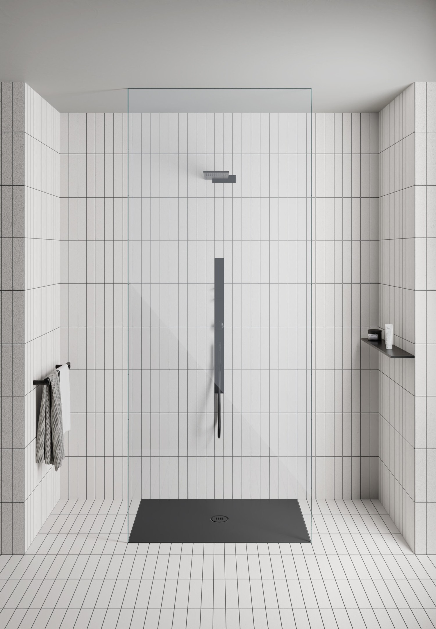 Minimalistyczny prysznic walk-in z czarnym brodzikiem, fot. GSI