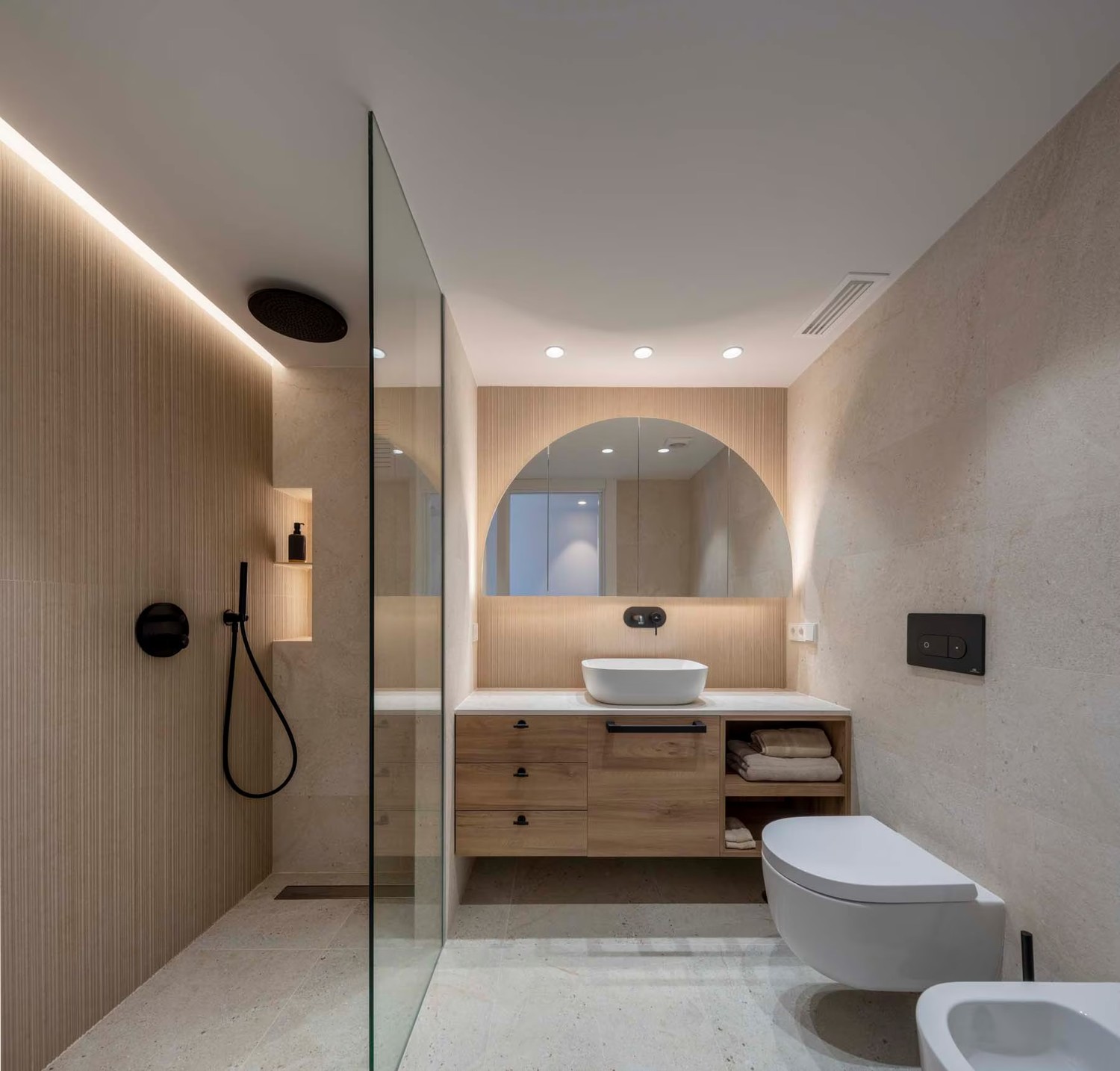 Minimalistyczna łazienka z prysznicem i drewnianą szafką. fot. Porcelanosa