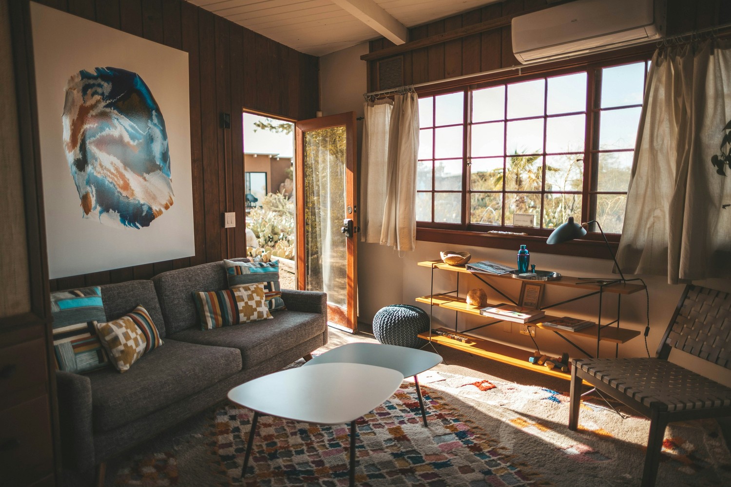 Salon mid-century z drewnem i wzorzystym dywanem fot. Unsplash