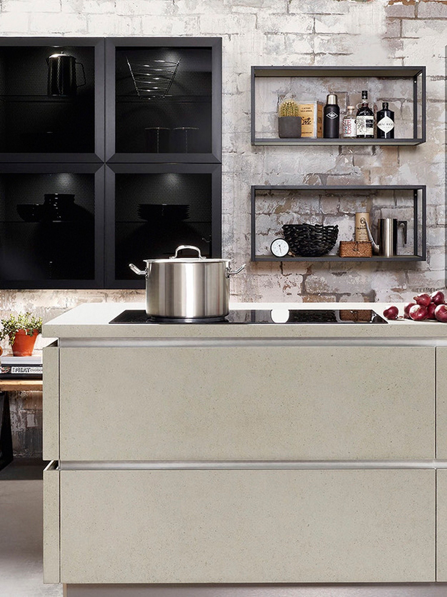 Industrialna kuchnia z wyspą i cegłą fot. Hansgrohe