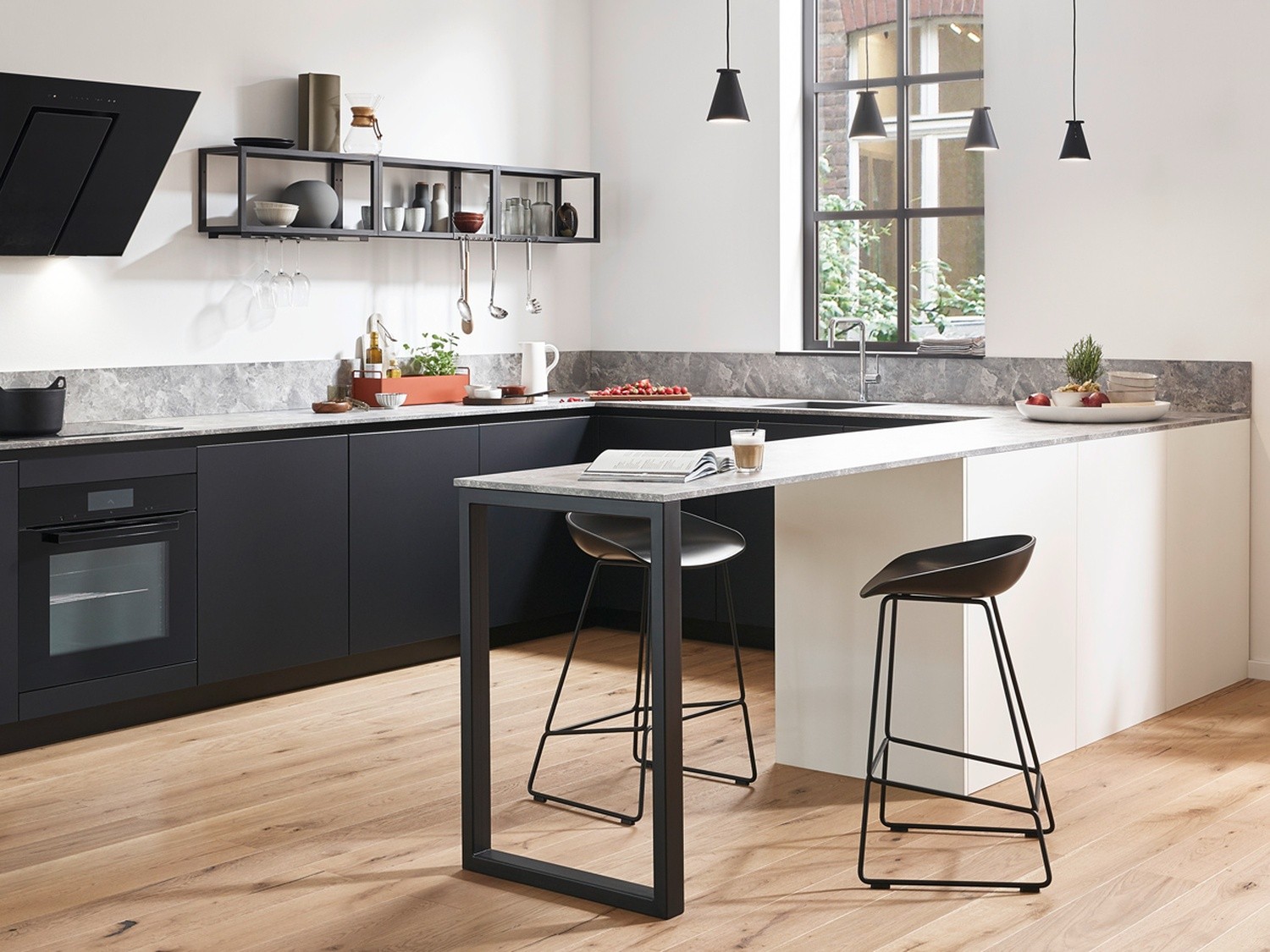 Minimalistyczna czarno-biała kuchnia z wyspą fot. Hansgrohe