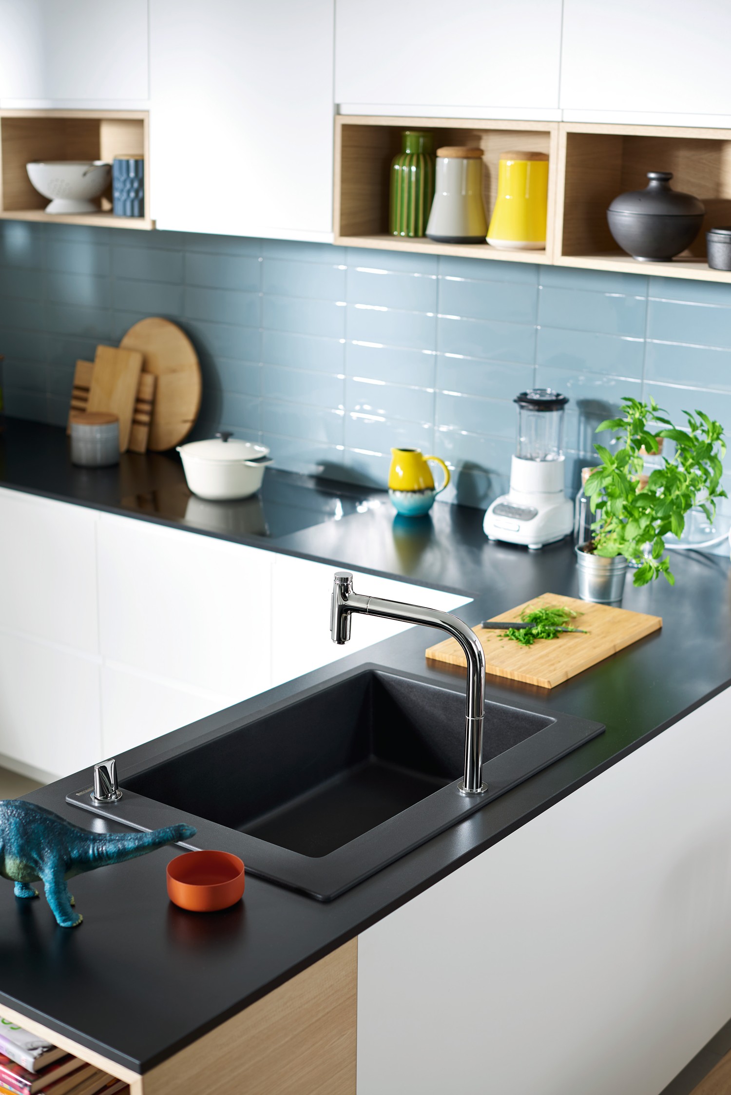 Skandynawska kuchnia z czarnym zlewem i błękitną płytką fot. Hansgrohe