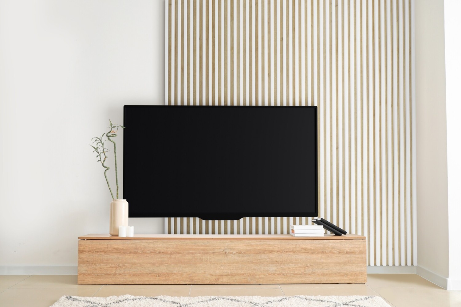 Minimalistyczny salon z drewnianą lamelą i telewizorem. fot. Stegu