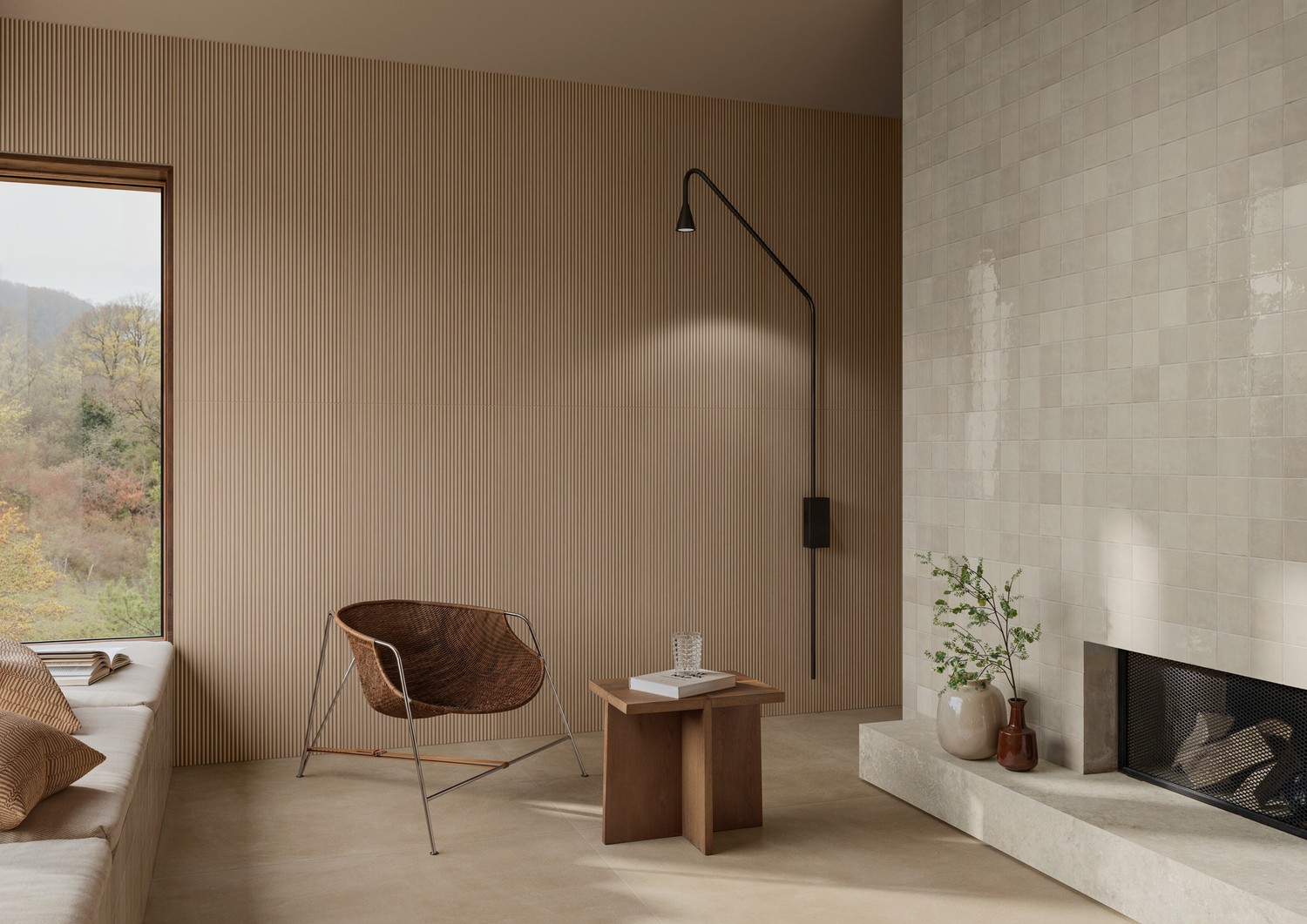 Organiczny salon z kominkiem i beżową płytką. fot. Marazzi