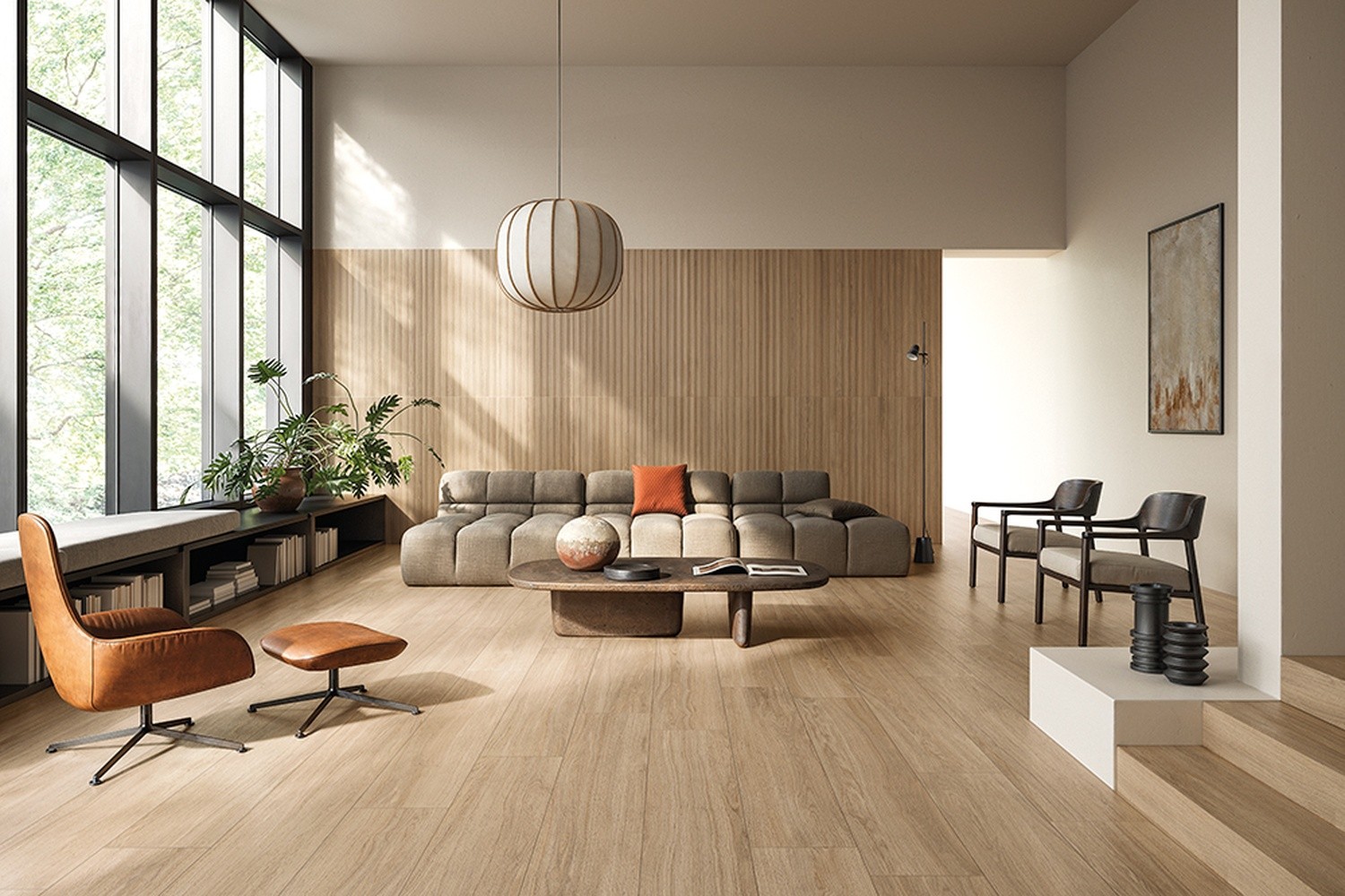 Salon z drewnianą posadzką i miękką sofą fot. Refin