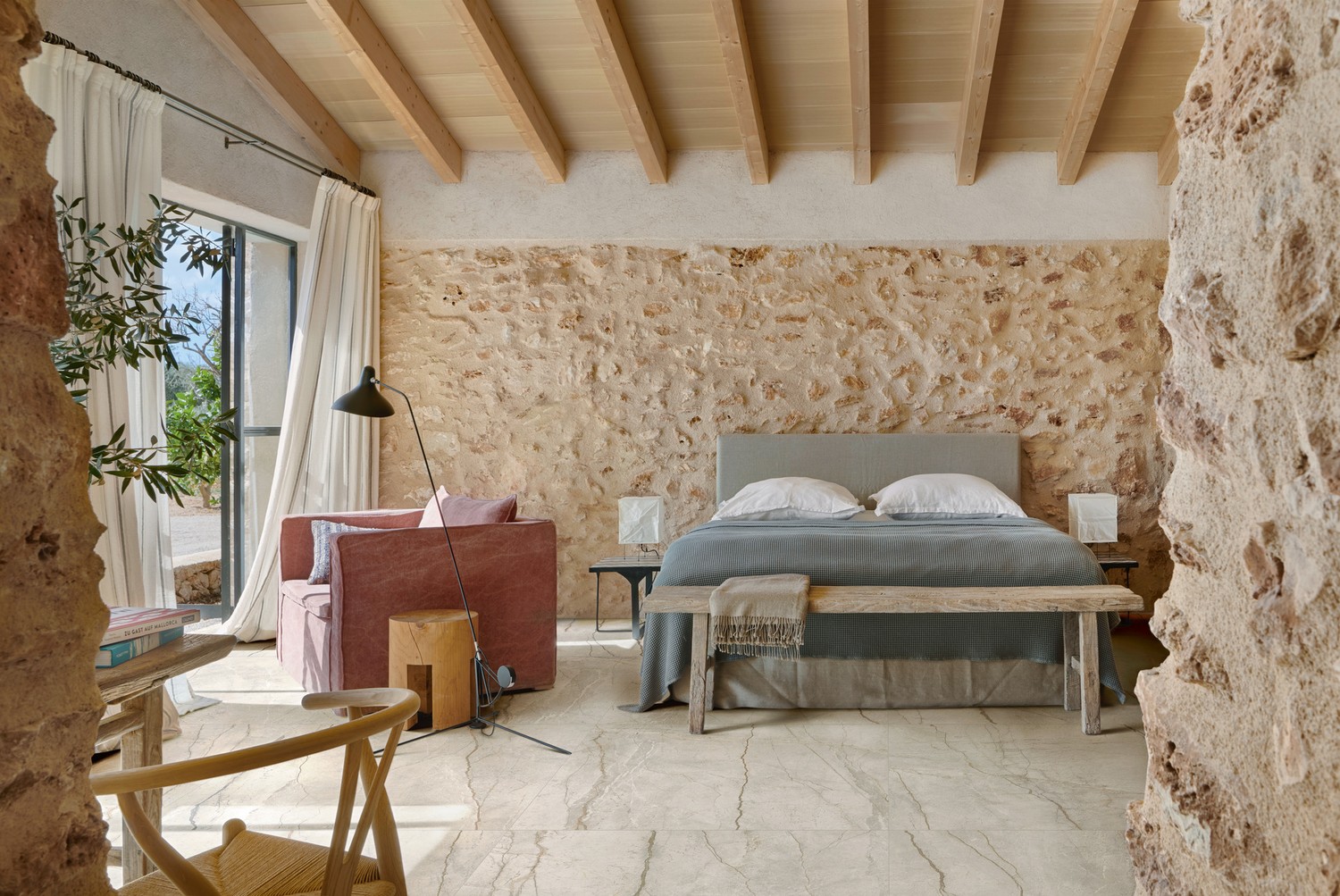 Rustykalna sypialnia z kamieniem i drewnem. fot. Marazzi